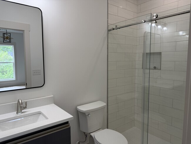 Building Photo - 105 Hart Ln