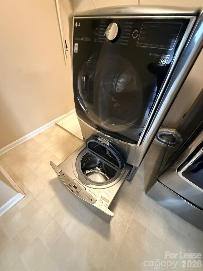 Building Photo - 5219 Sunriver Rd