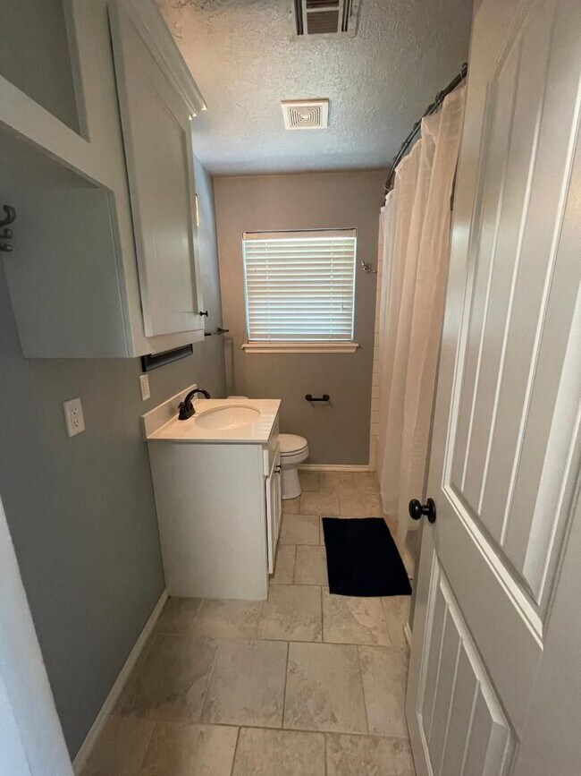 Building Photo - Adorable 4 Bedroom Home For Lease