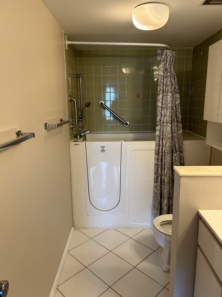 Ensuite Bathroom - 2160 Greentree Rd