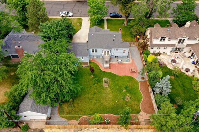 Building Photo - Beautiful 4 Bedroom 2 Bath Single Family H...