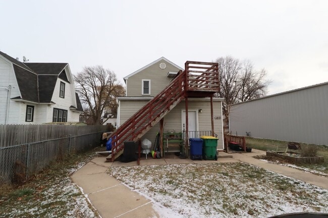 Building Photo - Large 2-Bed Upper Duplex
