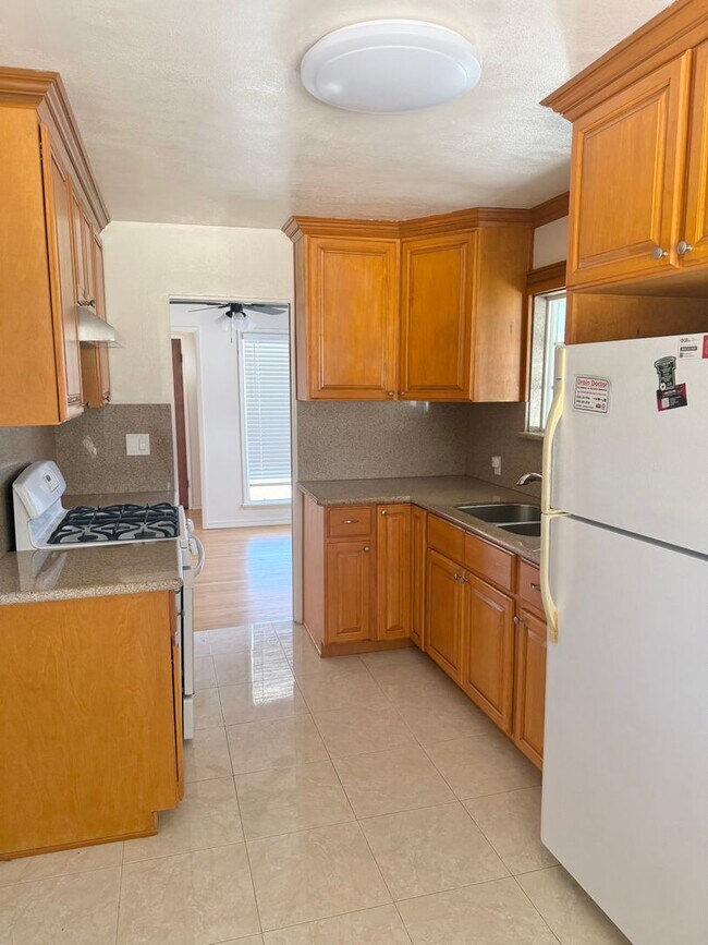 Building Photo - 737 E Cypress St
