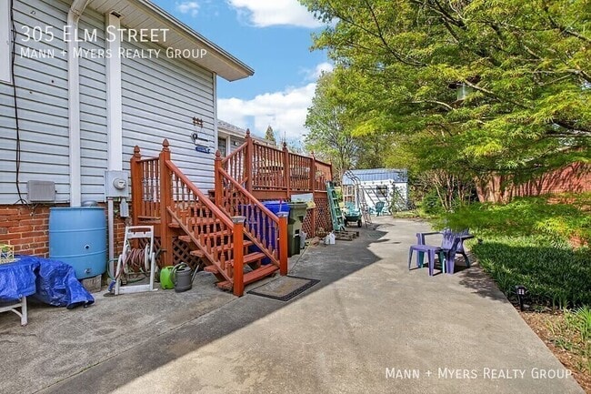 Building Photo - 305 Elm St