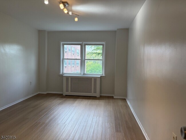 Building Photo - 467 Valley St