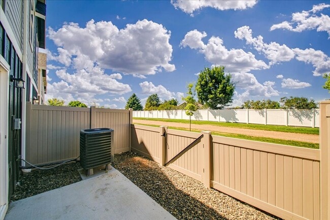 Building Photo - Cute Townhome in SW Boise