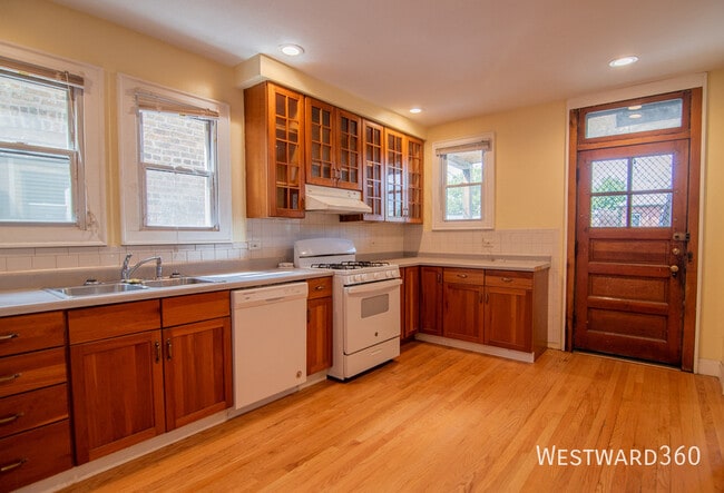 Building Photo - 5844 N Artesian Ave