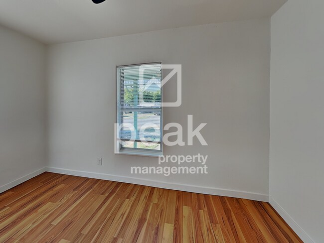 Building Photo - $1500! 3Bed/1Bath Home in Fort Worth! $250 off your initial move in costs! Apply by 12/24!