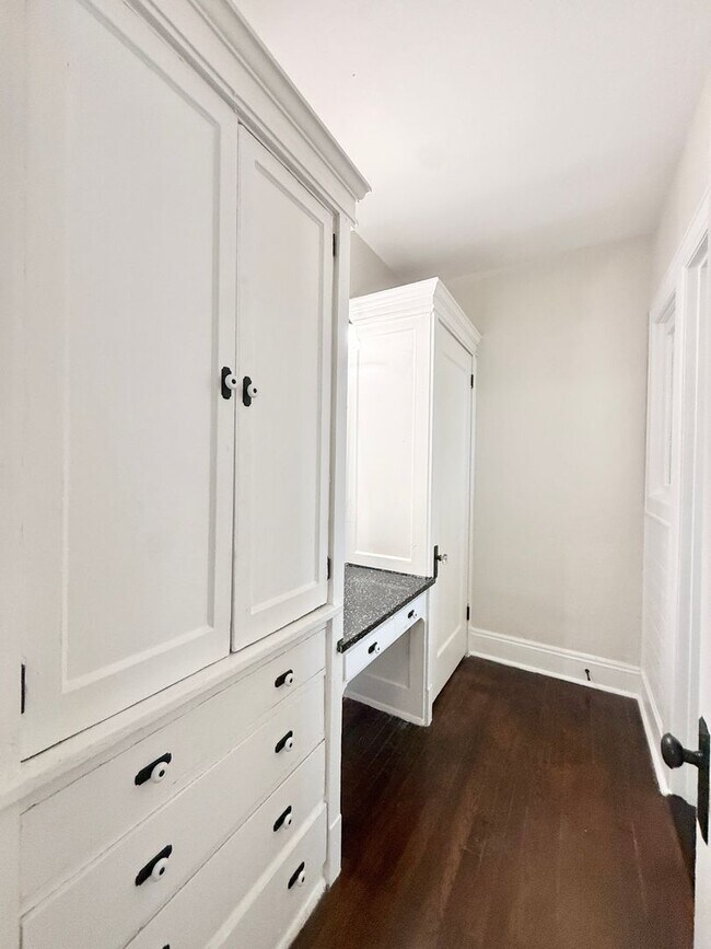 Building Photo - Unique Studio w/ Hardwoods in Small 1920's Complex