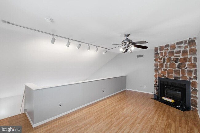 Building Photo - 321B Delancey Pl