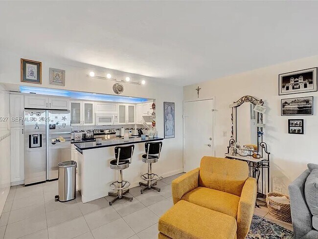 Building Photo - 5005 Collins Ave