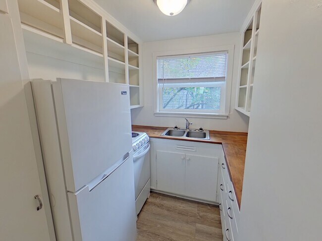 Building Photo - Glacier Tri-Plex