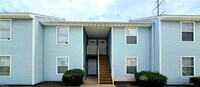 Building Photo - Charming Top-Floor Condo in the Heart of V...