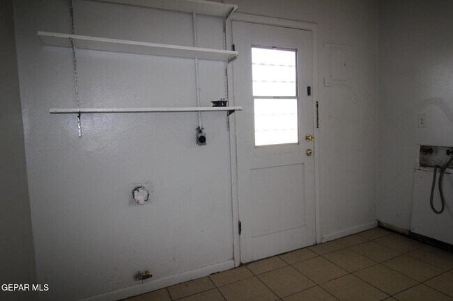 Building Photo - 317 Thunderbird Dr