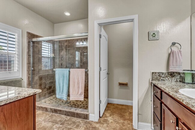 Building Photo - Charming 3 bedroom 2 bathroom home located...