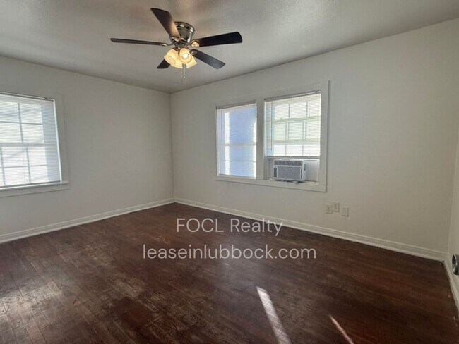 Building Photo - 2 bedroom, 1 bath - Large back yard