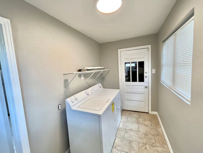 Building Photo - Pre-Leasing - 2 bed 1 bath Close to Tech!