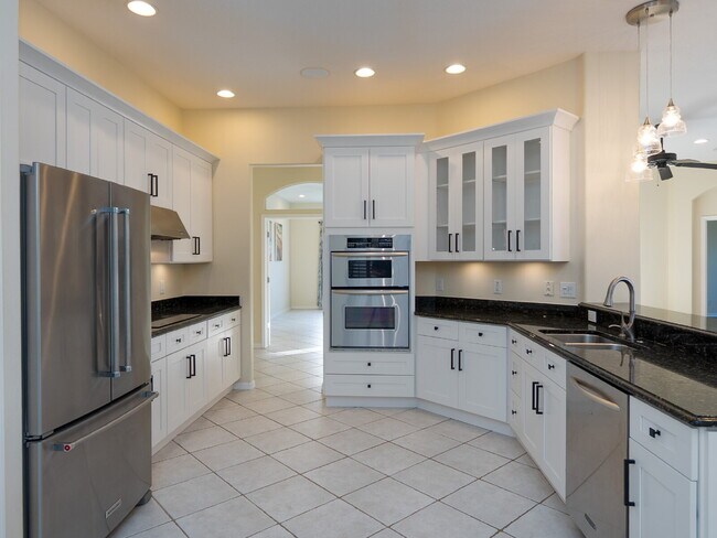 Building Photo - "Spacious 3-Bedroom Oasis with 2 Baths and 2,287 Sq Ft in Bradenton!"