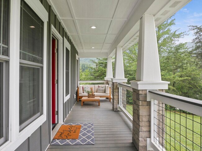 Large covered front porch - 105 Bobby Ridge Dr