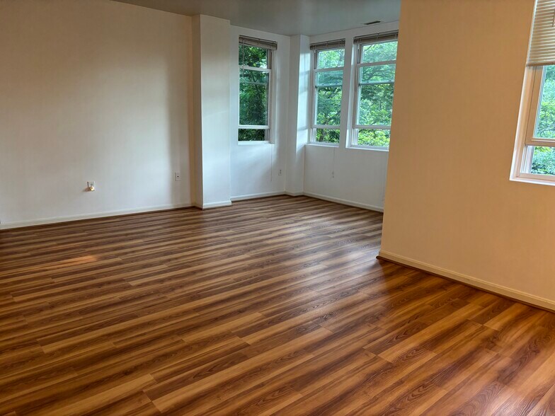 Building Photo - 218 Thorndike St
