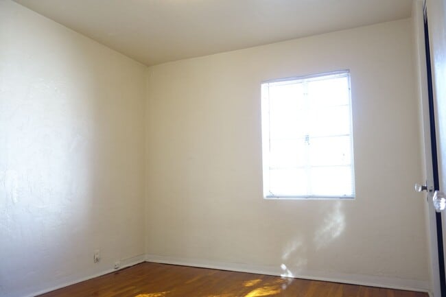 Building Photo - 2 bedroom, 1 bath house with a den in Sam ...