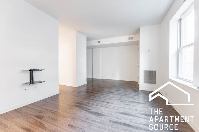 Building Photo - 925 W Carmen Ave