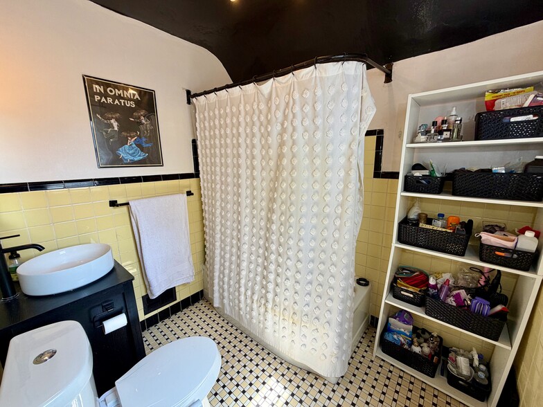 Bathroom - 610 Parkwood St NE