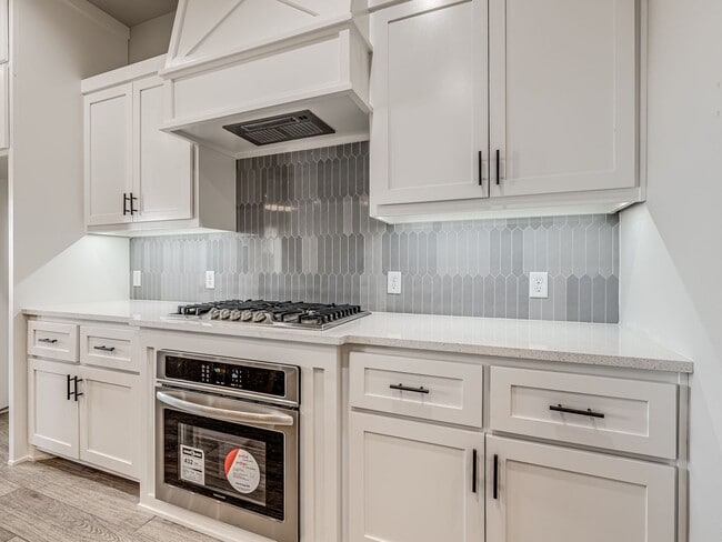 Building Photo - Newer Beautiful home in East Edmond + 4 Be...