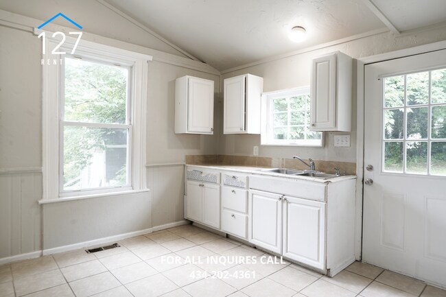 Building Photo - Modern Comfort Meets Prime Convenience – Stunning 3BR/2BA in Lynchburg!