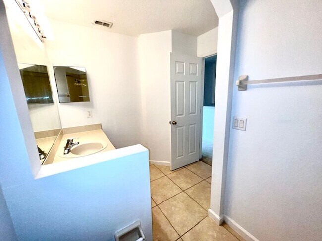 Building Photo - Remodeled Kitchen!! Wonderful Avalon Park-...