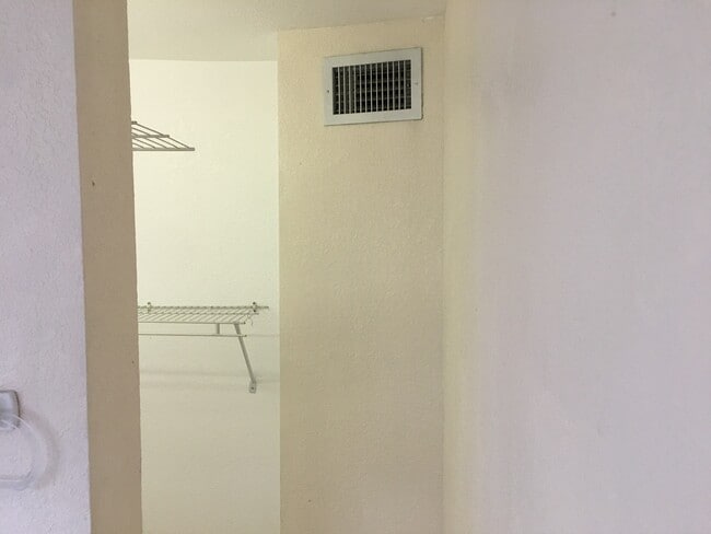 Building Photo - Large 4 bedroom Near UT and Downtown