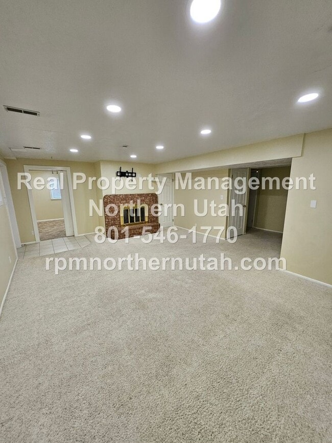 Building Photo - Stunning 5 Bedroom Home in Kaysville Now A...