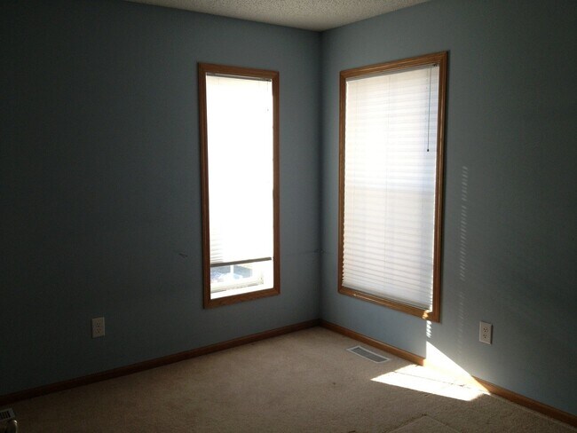 Building Photo - Great location *3bd*2.5Bth End Unit Townhome Avail July 1 2026