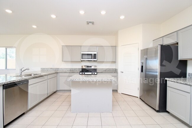 Building Photo - 744 E Diamond Dr