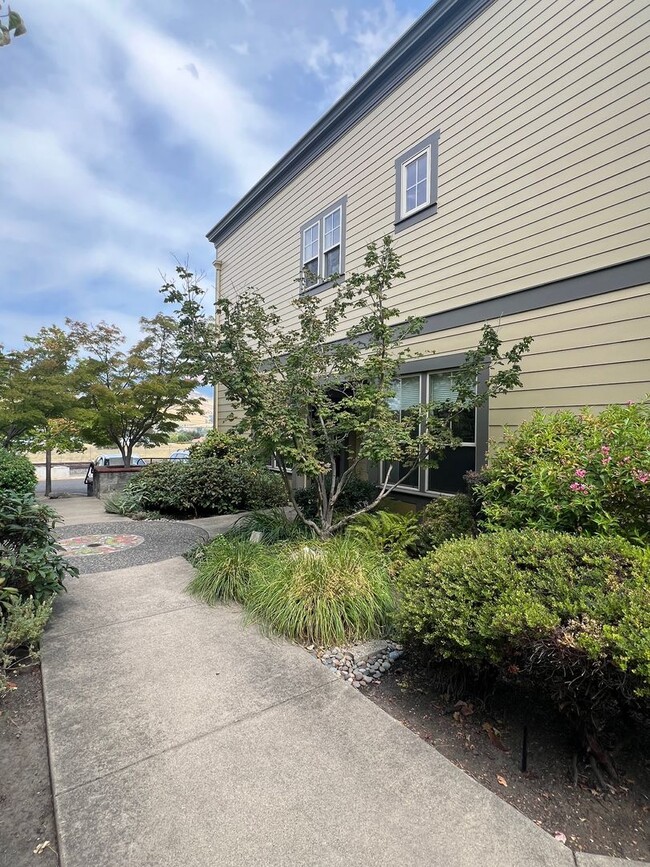 Building Photo - 545 A St