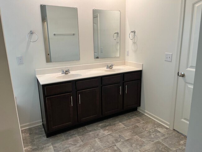 Building Photo - Move in Ready: 4 bedroom- 2 bath Beauty! Appliances Included