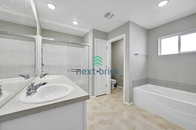 Building Photo - 4 BED & 2.5 BATH FOR RENT