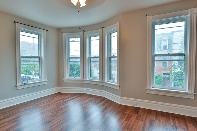 Building Photo - 242 Harris St