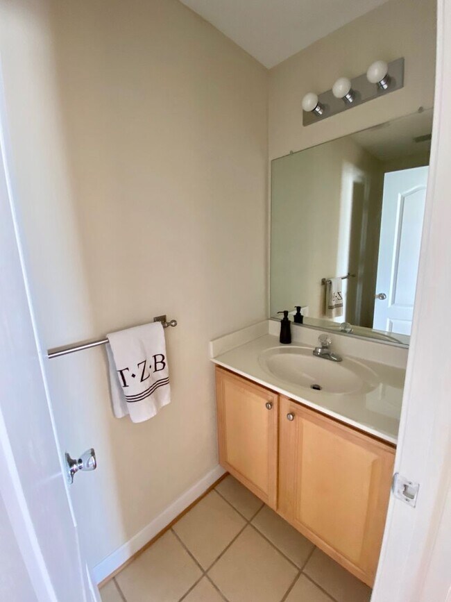 Building Photo - 3BD/3.5 Condo with Garage & Backyard in Shadowlawn! Blocks to the Beach! AVAILABLE NOW!