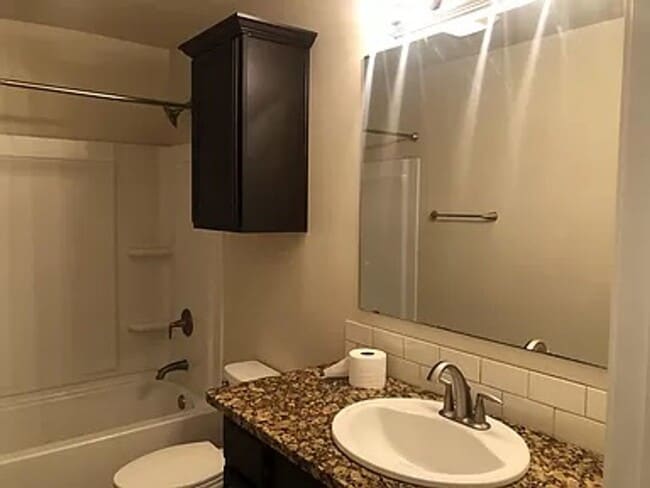Building Photo - 3 Bedroom 2 bath home!