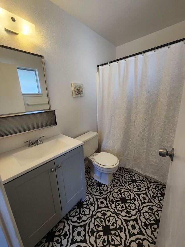 Building Photo - Fully Furnished! Move in with just a suitcase!