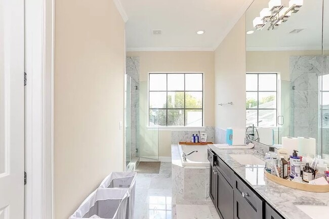 Building Photo - 5309 Blossom St