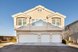 Building Photo - 2 Bedroom, 1 Car Attached Garage, In Gated...