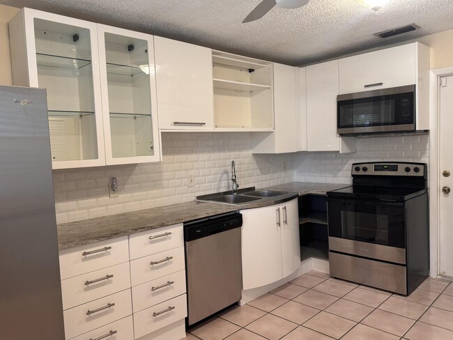 Building Photo - 5267 Edgewood Dr