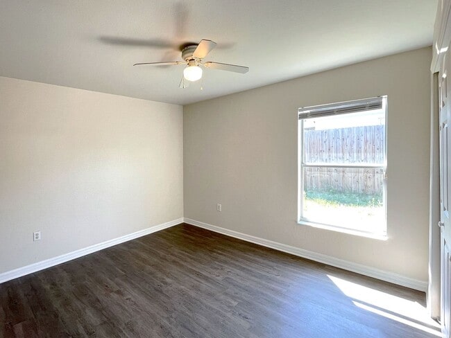 Building Photo - Three-Bedroom Home near Lake Elbert