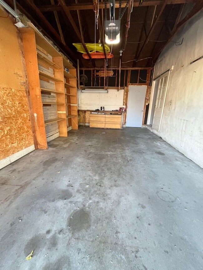 Building Photo - Spacious 2 Bed/2 Bath with Fenced in Yard!