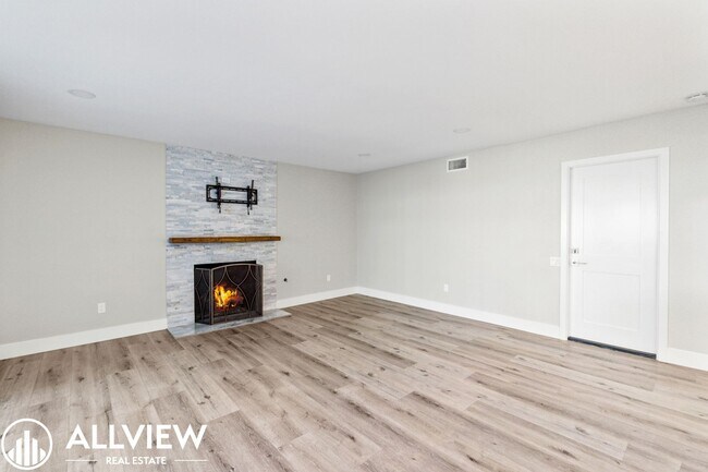 Building Photo - Welcome to this stunning 5-bedroom, 4-bathroom home located in the desirable Huntington Beach nei...