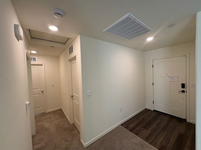 Building Photo - Tulare smart home, DR HORTON built home Available Now! Energy efficient