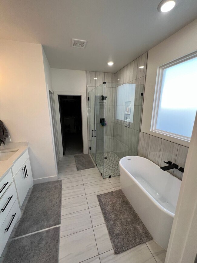 Building Photo - 4 Bedroom 3 bath in Escondido Ranch!