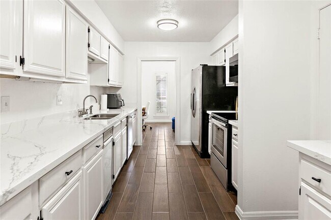 Building Photo - 1052 Augusta Dr